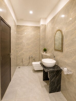 Chambre Double | Salle de bain | Douche, articles de toilette gratuits, savon, shampoing