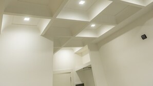 A ceiling with recessed lighting and geometric patterns. - Apis Deluxe Double Room - Kalydon Suite (Benevento)