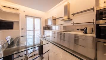 Coffee/tea maker, fridge, microwave, oven