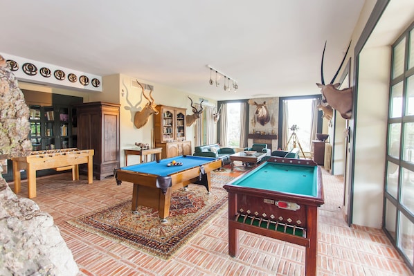 Comfort Room, Garden View | Games room