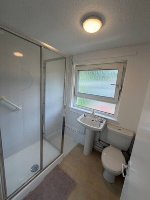 Bathroom - The Narrows - Macaulay Letting (Rhu)