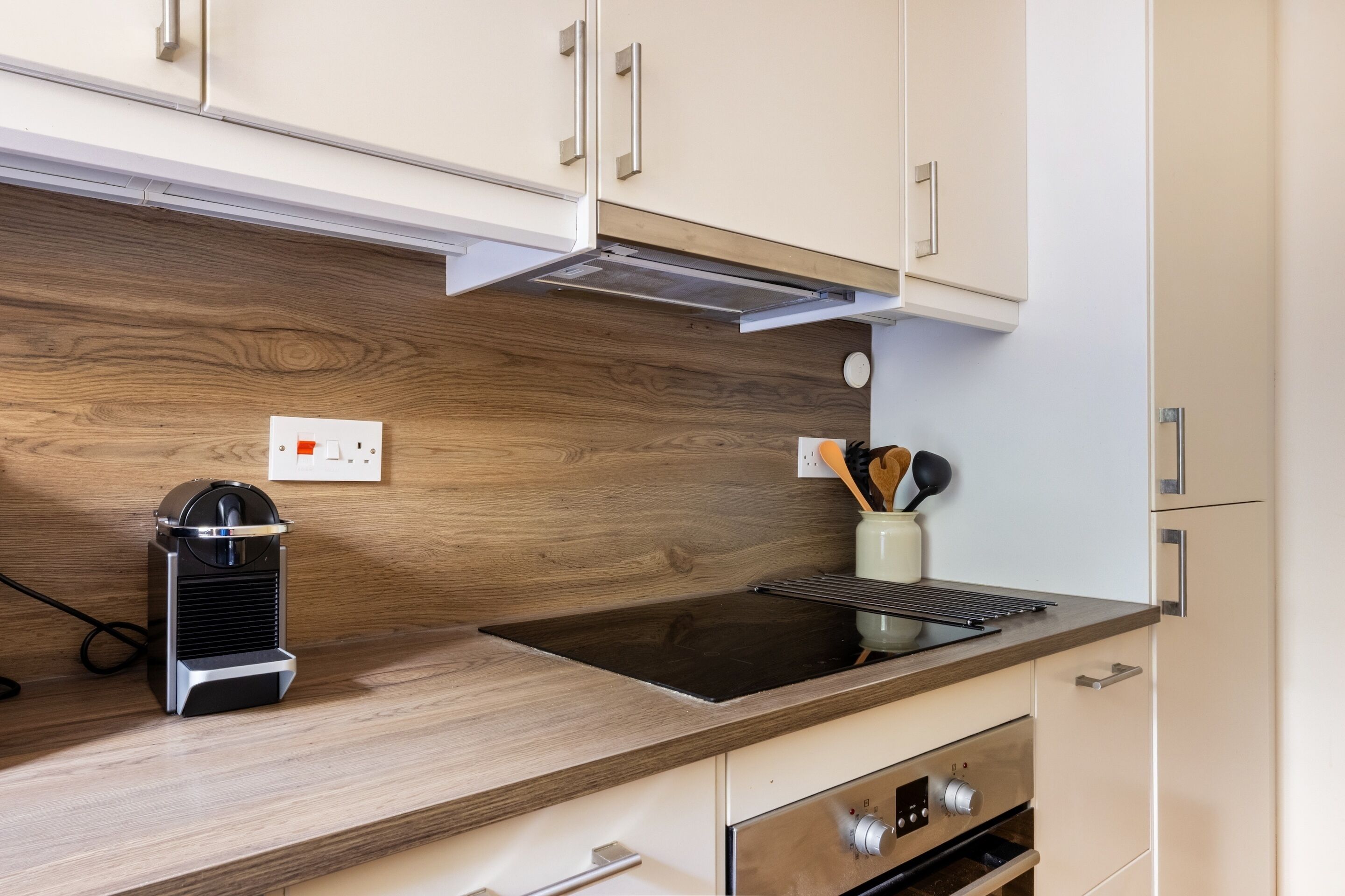 Departamento urbano, 2 habitaciones, para no fumadores | Cocina privada | Cafetera y tetera, tetera eléctrica, periquera y toallas de papel 