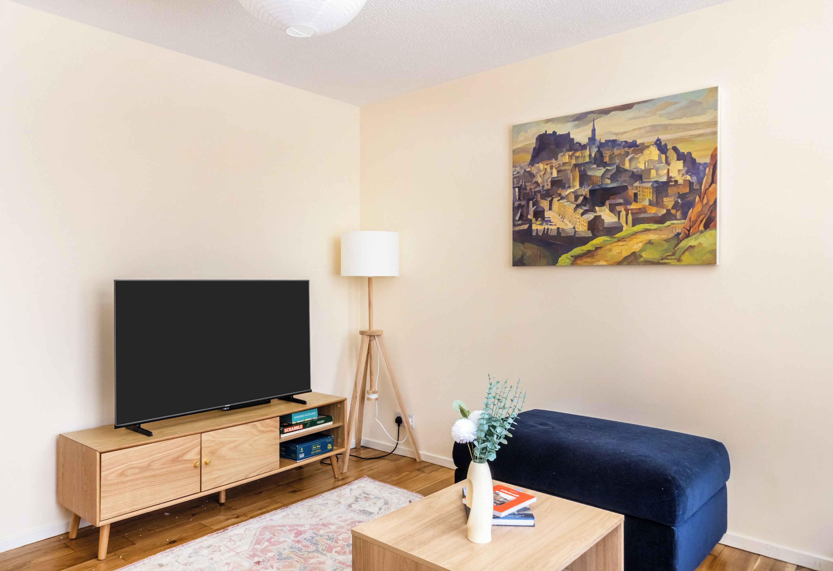 Departamento urbano, 2 habitaciones, para no fumadores | Área de sala de estar | Smart TV de 40 pulgadas con canales vía satélite 