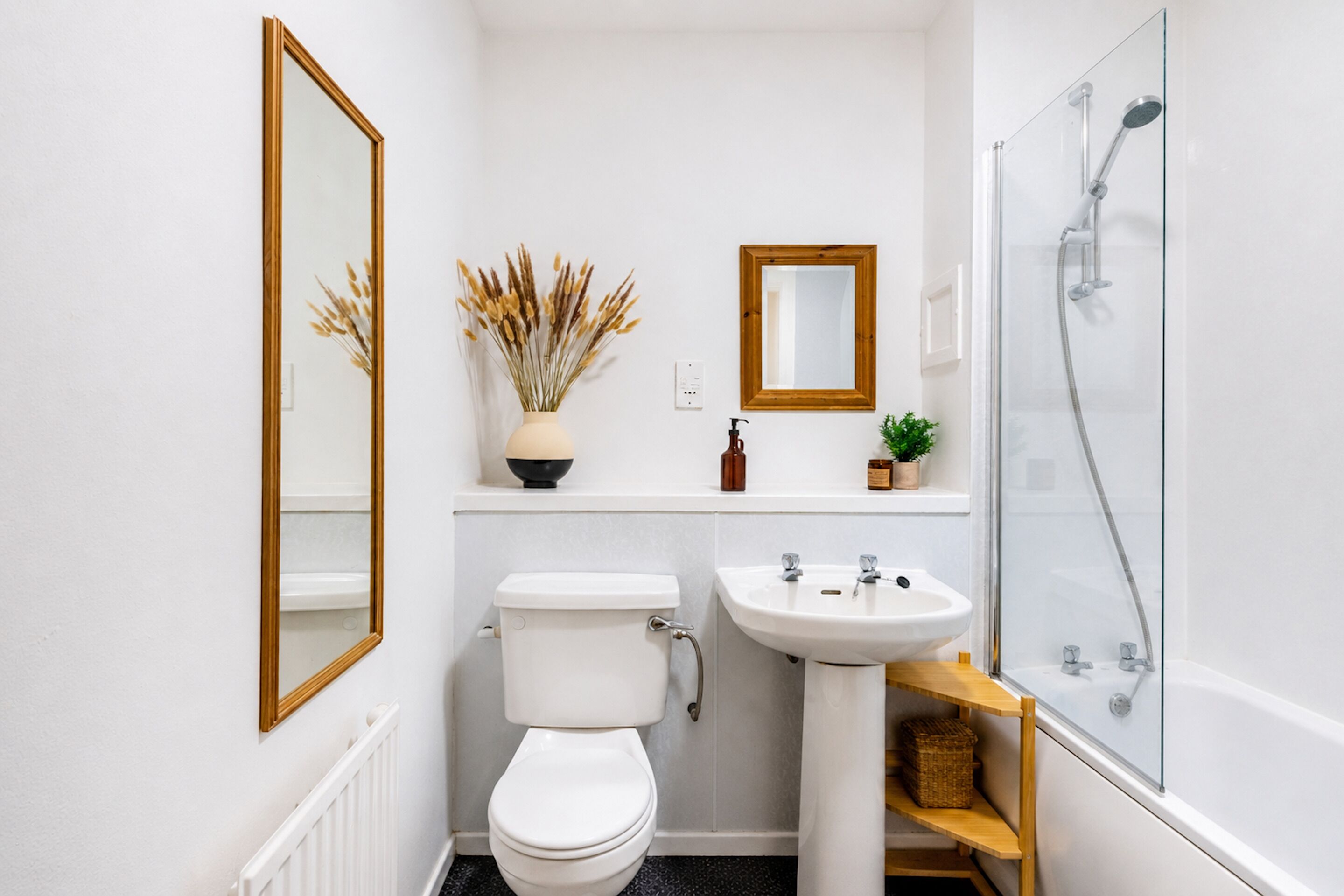 Un baño con inodoro, lavamanos y ducha.