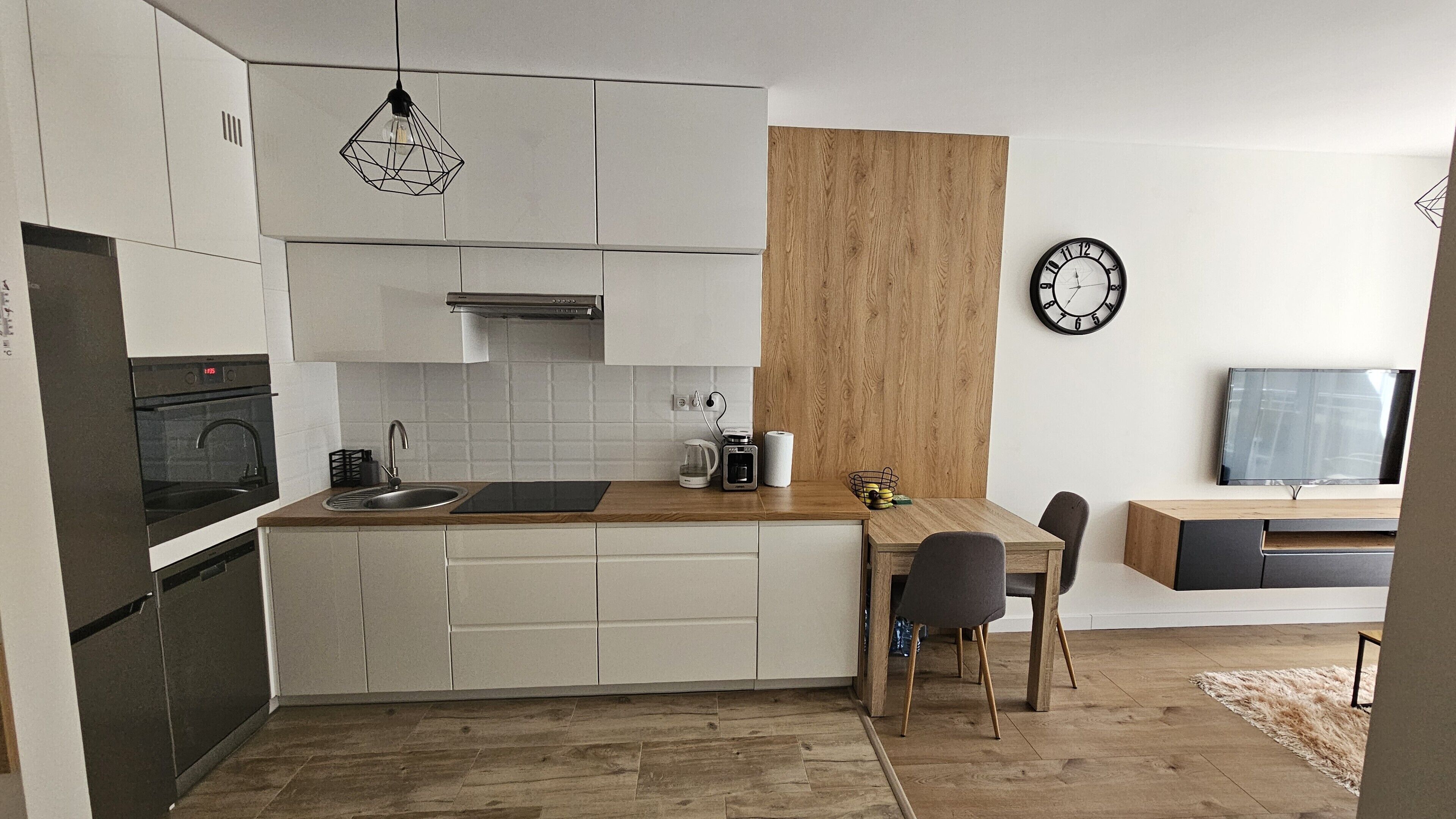 Apartment | Eigene Küche | Kühlschrank, Herdplatte, Kochgeschirr/Geschirr/Besteck