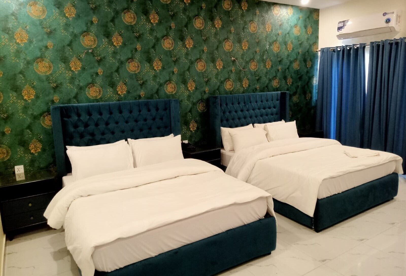 Quarto quádruplo luxo | Cortinas blackout, Wi-Fi de cortesia