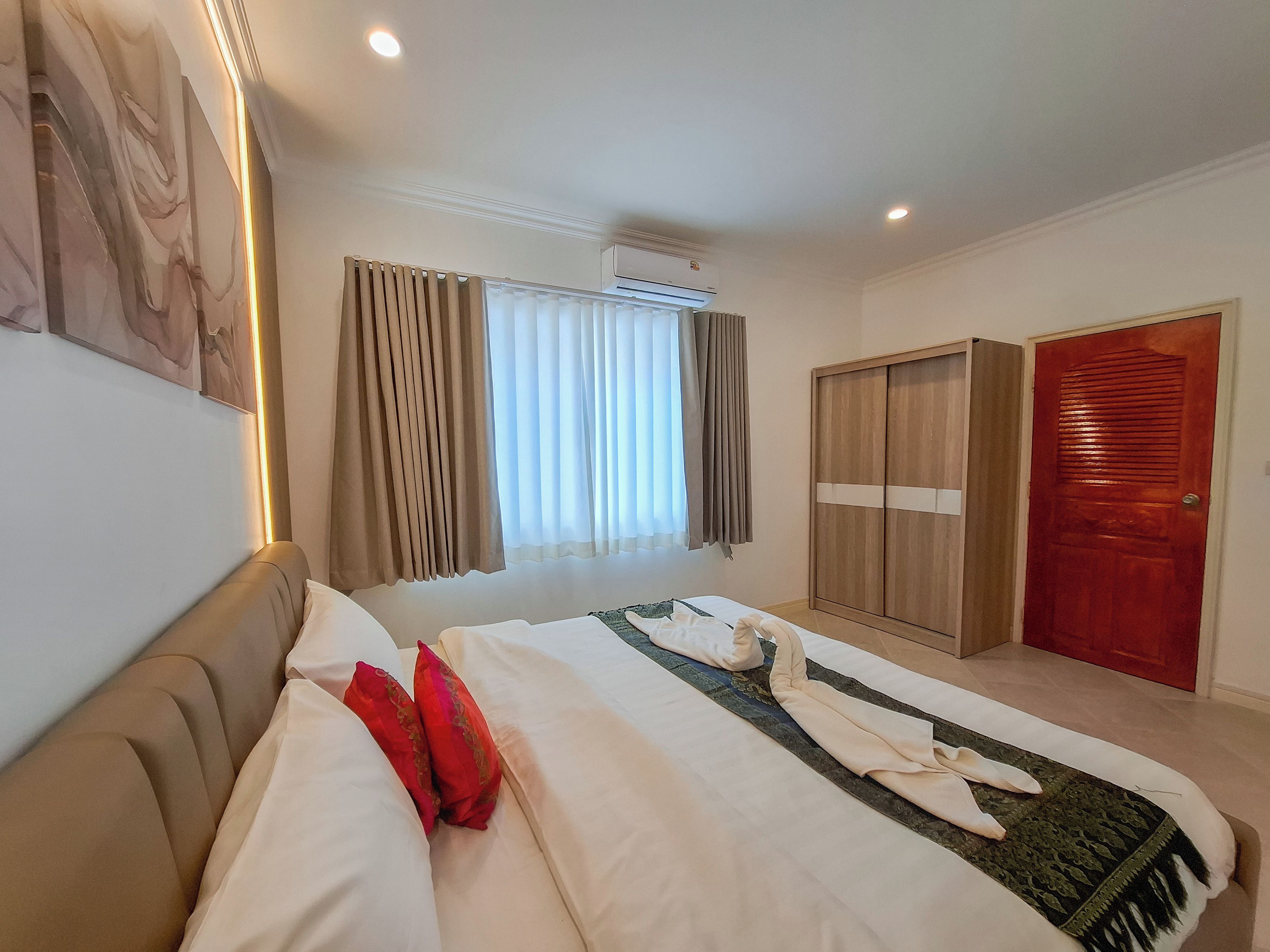Superior Villa, Patio, Pool View | WiFi (free), bed sheets