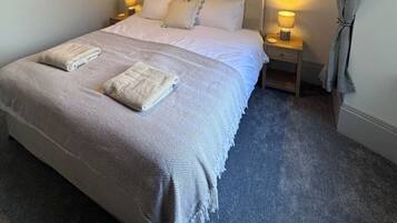 Iron/ironing board, bed sheets