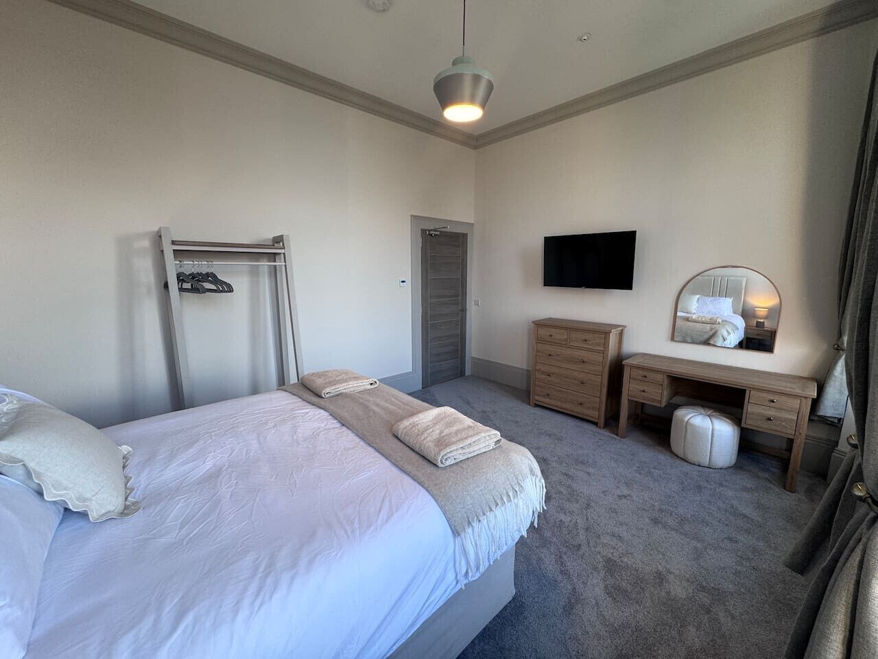 Iron/ironing board, bed sheets