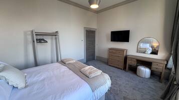 Iron/ironing board, bed sheets