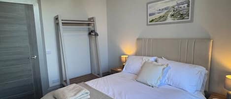Iron/ironing board, bed sheets