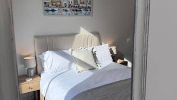 Iron/ironing board, bed sheets