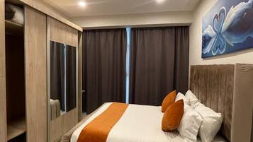 Luxury Apartment, Balcony, City View | Laptop workspace, iron/ironing board, WiFi (free)