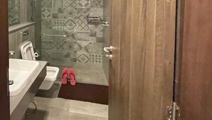 Appartement Luxe, balcon, vue ville | Salle de bain