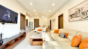 Appartement Luxe, balcon, vue ville | Coin séjour