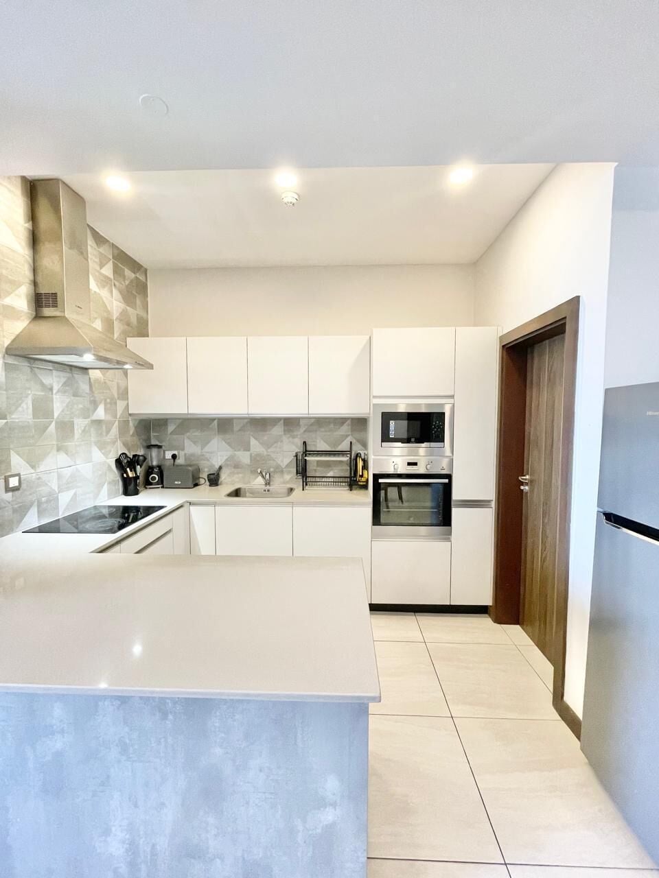 Luxury Apartment, Balcony, City View | Private kitchen | Fridge, microwave, cookware/dishes/utensils