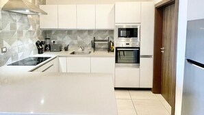 Appartement Luxe, balcon, vue ville | Cuisine privée