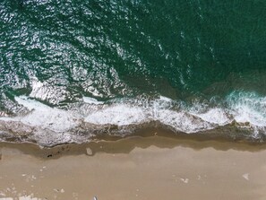 A sandy beach with waves crashing onto the shore. - Villa Okalia – Private Pool, 100m from Kalamaki Beach (Kalamaki)