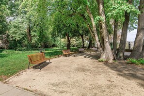 Ein Park mit Bänken und Bäumen.