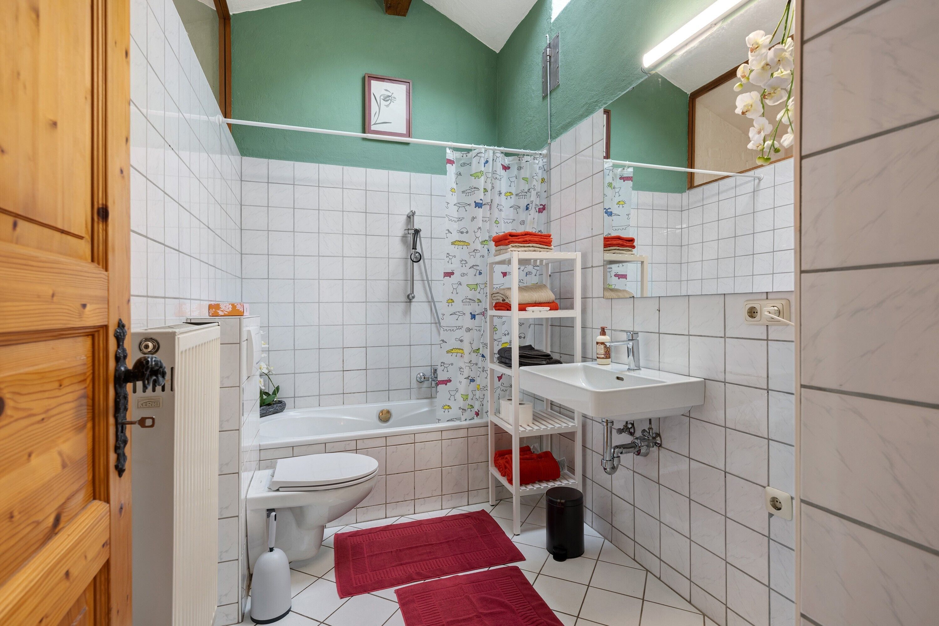 Ein Badezimmer mit Toilette, Badewanne, Dusche und Waschbecken.