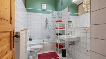 Ein Badezimmer mit Toilette, Badewanne, Dusche und Waschbecken.