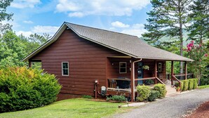 A wooden cabin with a porch, a gravel driveway, and a well-maintained lawn. - Serene Wooded Cabin w/ Decks, 4 Mi to Dtwn Murphy (Murphy)