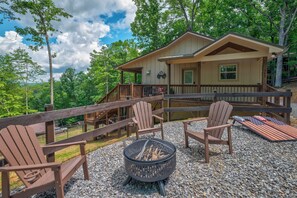 A cabin with a deck, outdoor seating, and a fire pit. - Blue Ridge Views, Hot Tub! Murphy Mtn Cabin (Murphy)
