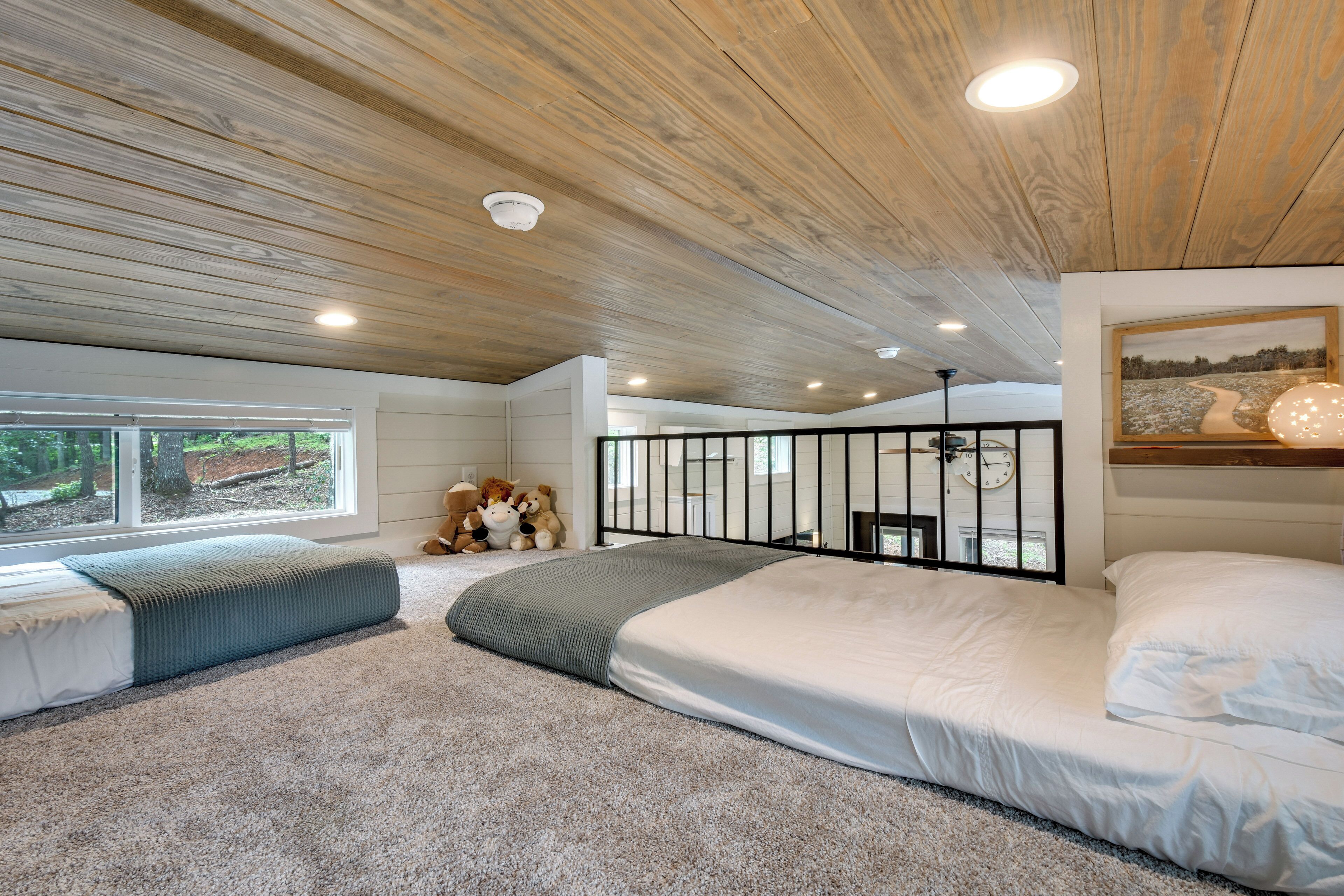 Un dormitorio con una cama grande, una ventana y vistas al exterior.