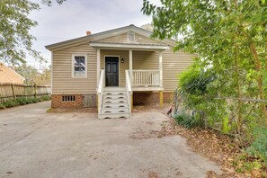 A single-story house with a front porch, a small staircase leading to the door, and a brick foundation. - Walk to Downtown: Family Gem in Historic Edenton (Edenton)
