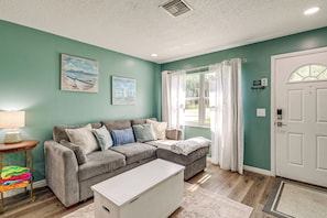 Interior - 3 Mi to State Park! Unit w/ Courtyard in Homosassa (Homosassa)