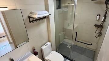 Family Apartment, Balcony | Bathroom | Shower, free toiletries, slippers, towels