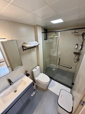 Apartamento familiar, balcón | Baño