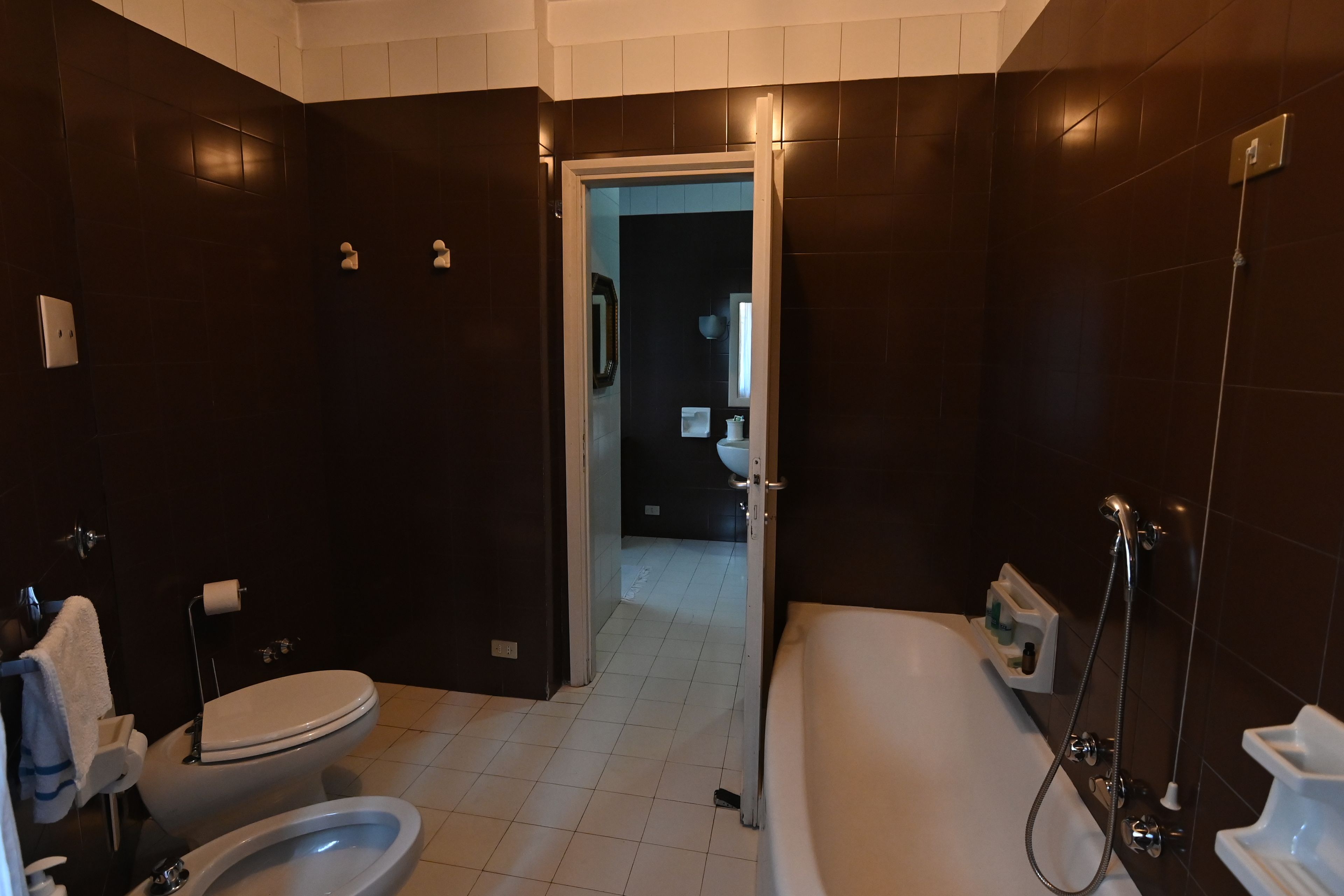 Casa de banho moderna com sanita, bidé e banheira.