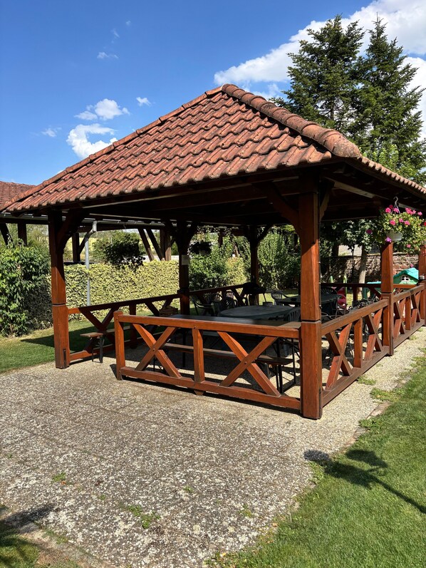 Outdoor dining - Cottage 'Hanzel' with Shared Terrace, Shared Garden and Wi-Fi (Bossendorf)