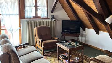 Una televisión, una mesa de tenis de mesa