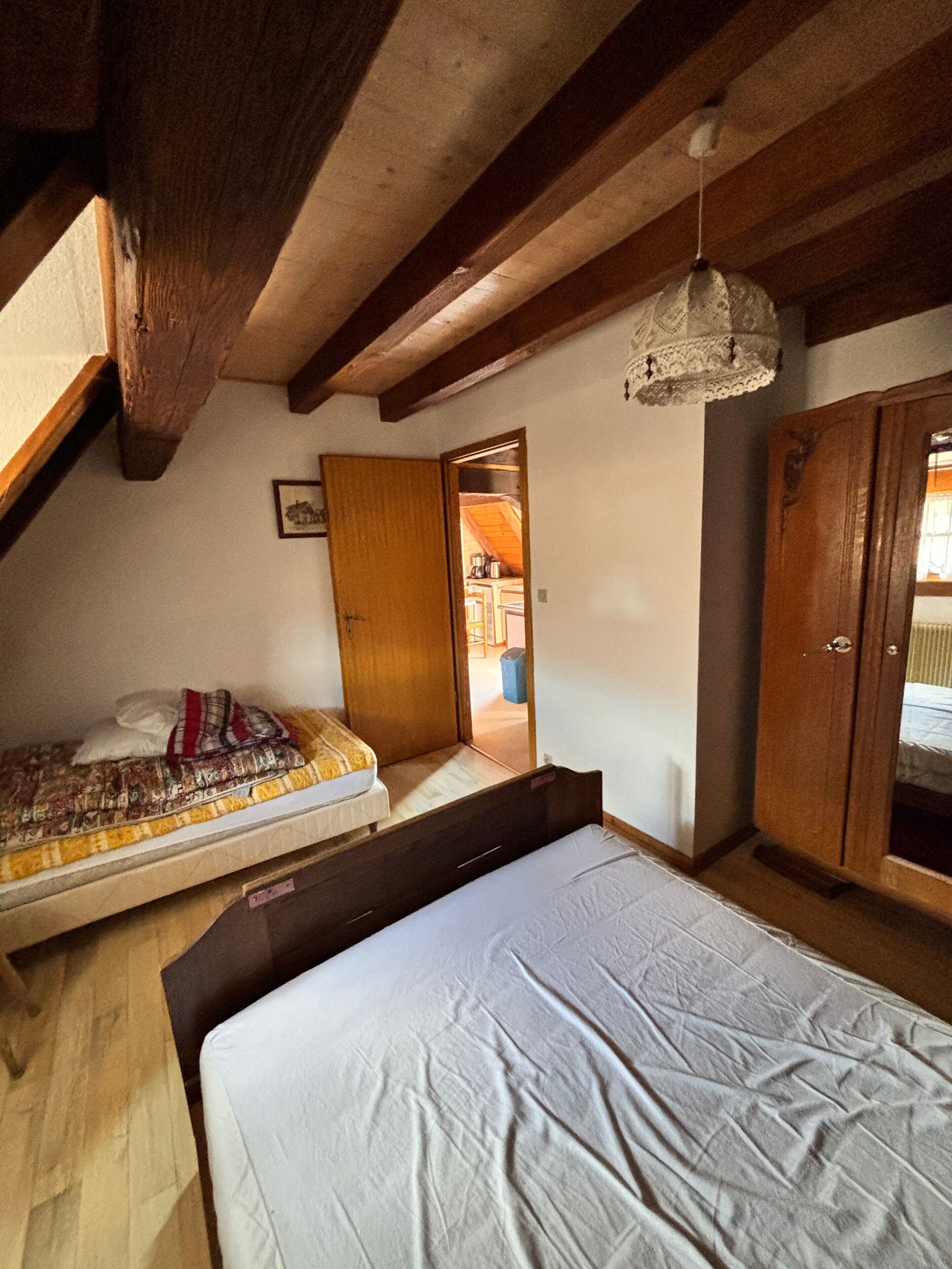 Tabla de planchar con plancha, wifi, ropa de cama