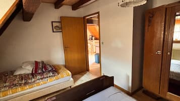 Tabla de planchar con plancha, wifi, ropa de cama