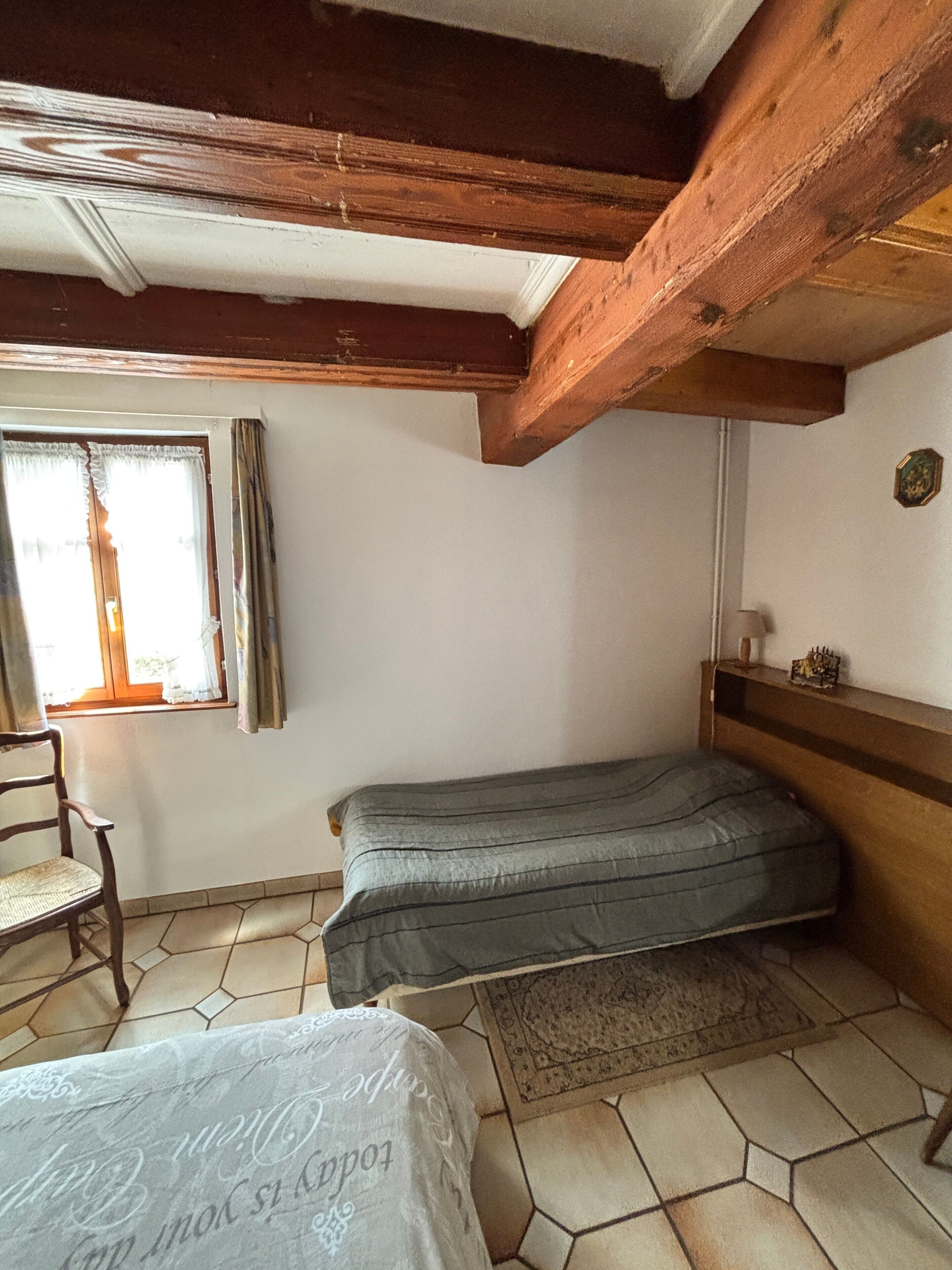 Tabla de planchar con plancha, wifi, ropa de cama