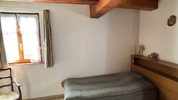 Tabla de planchar con plancha, wifi, ropa de cama