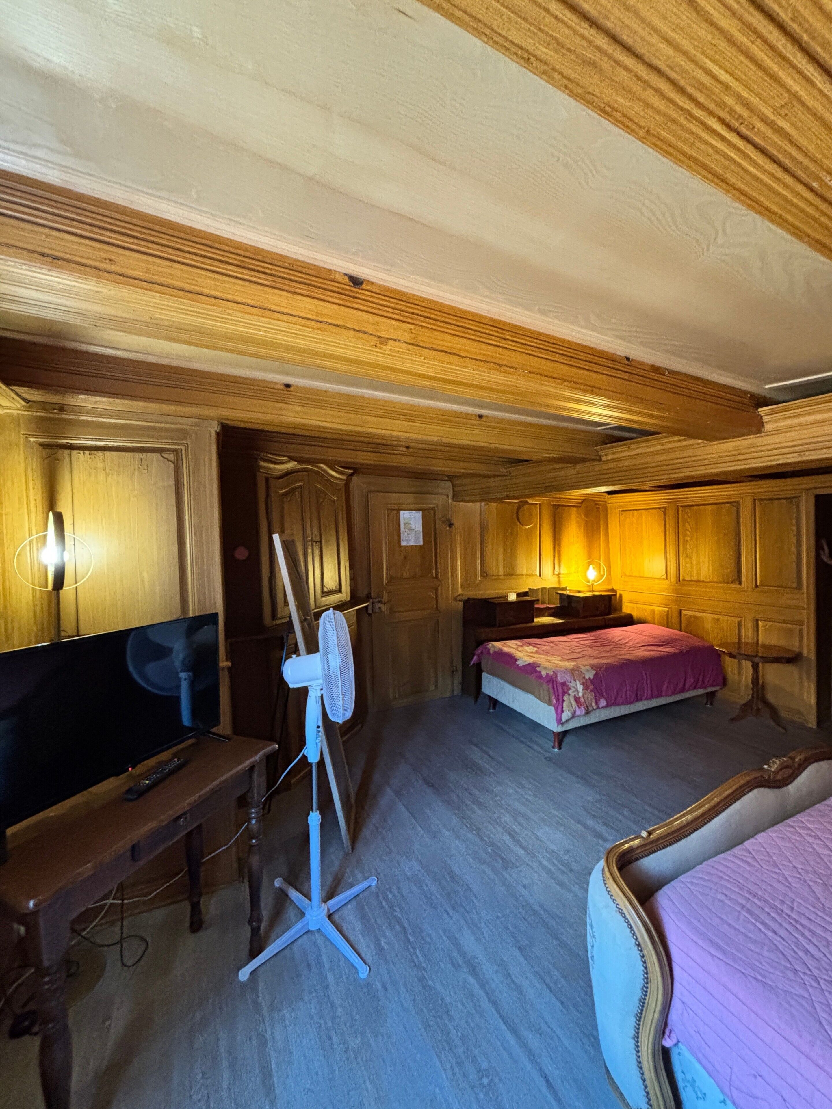 Tabla de planchar con plancha, wifi, ropa de cama