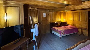 Tabla de planchar con plancha, wifi, ropa de cama