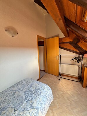 Iron/ironing board, WiFi, bed sheets - Cottage 'Gîte Liesele' with Shared Terrace, Shared Garden and Wi-Fi (Bossendorf)