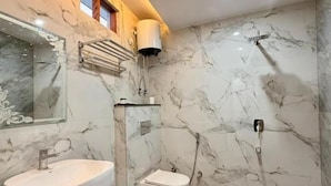 Buồng tắm vòi sen, đồ dùng nhà tắm miễn phí, dép đi trong nhà 
