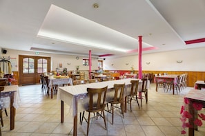 Dining - Chambre Été – Breakfast Included, Game Room – Bossendorf (Bossendorf)