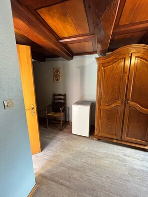 Unclassified image, 3 of 25, button