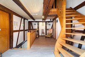 A wooden staircase leading to a second floor with a view of the interior. - Chambre Été – Breakfast Included, Game Room – Bossendorf (Bossendorf)