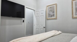 2 bedrooms, iron/ironing board, WiFi, bed sheets - King Beds • Courtyard Bar • Minutes to TQL & OTR (Cincinnati)