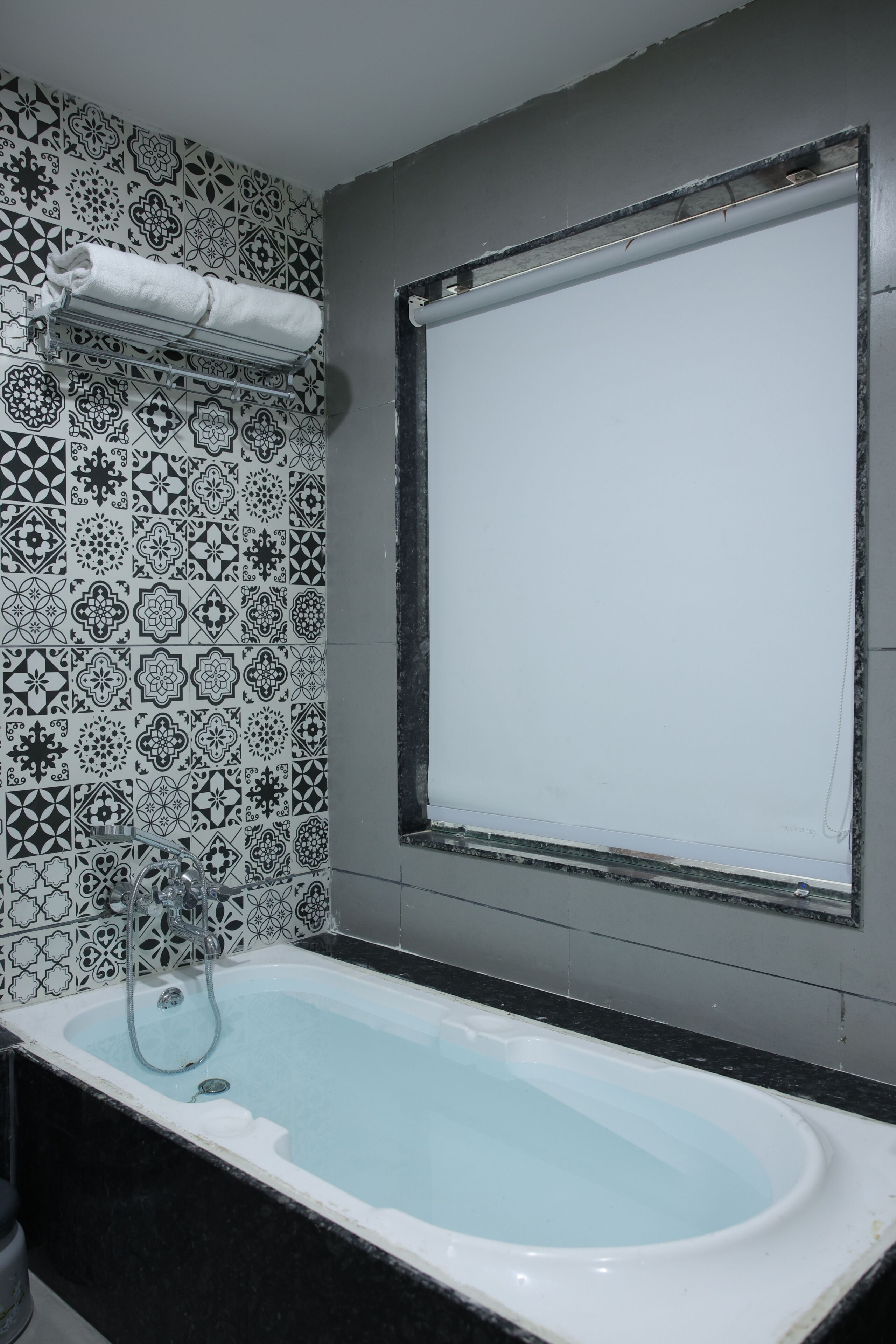 Un baño con bañera, ducha y ventana.