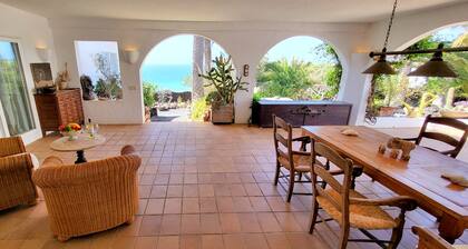 Traumhaftes Haus in ruhiger Lage mit Meerblick, Terrasse und Garten, WiFi