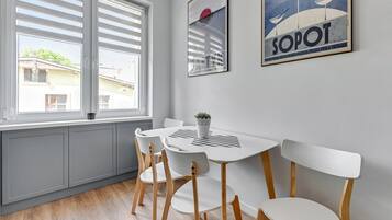 Apartament estàndard, no fumadors, bany privat | Cuina privada | Cafetera i tetera, bullidora elèctrica, trona i congelador